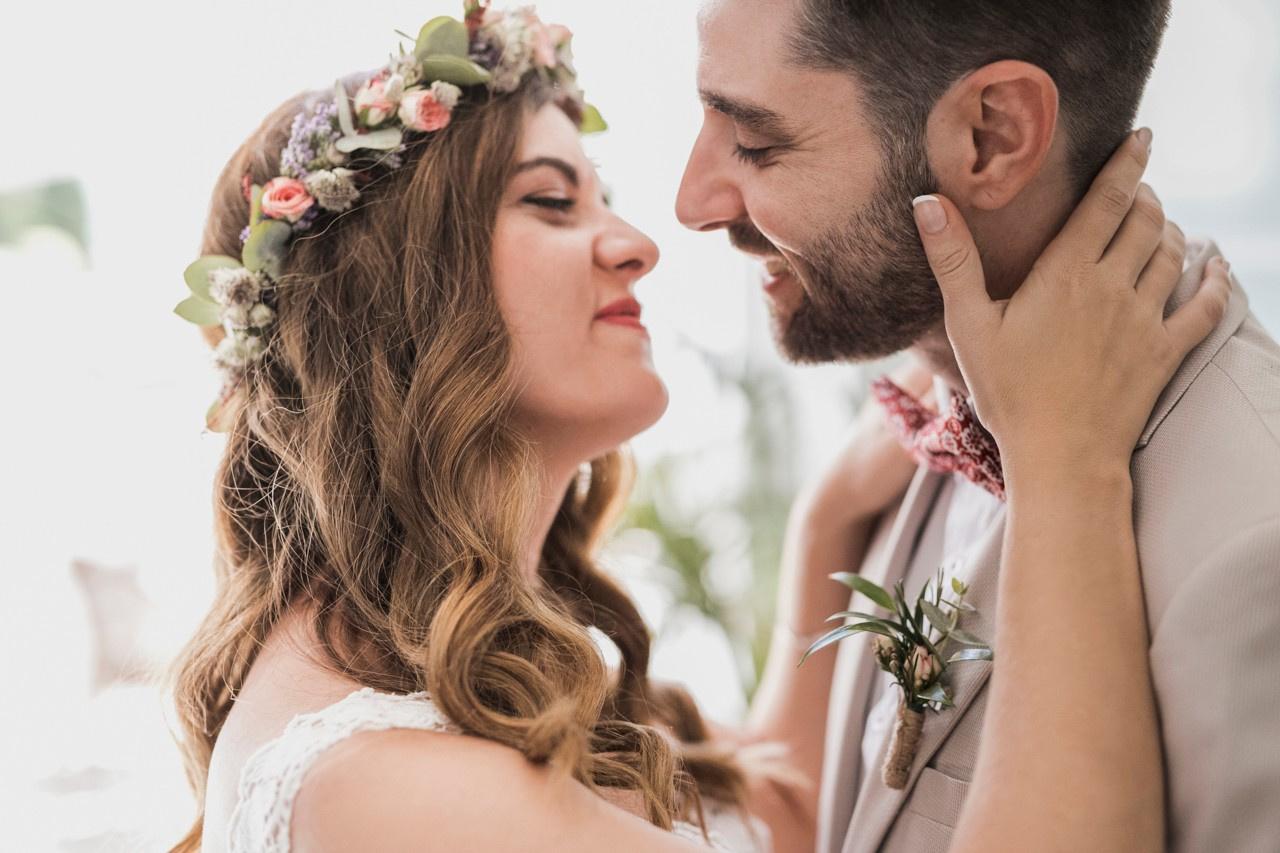 Chica con un peinado de novia pelo largo con corona de flores