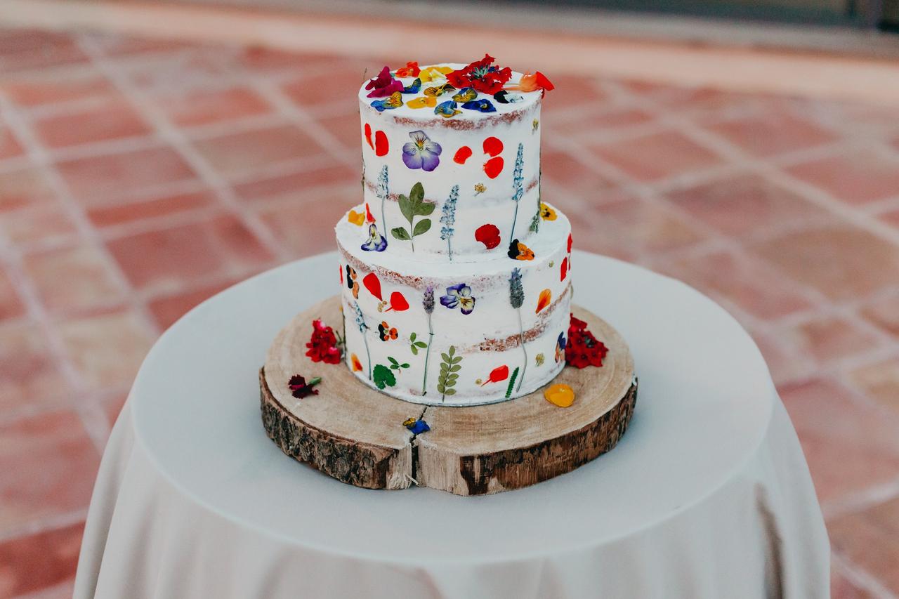 Tarta de boda recubierta de pétalos de flores