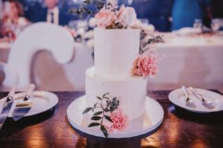 Bodas en color rosa románticas y solidarias: pastel de boda