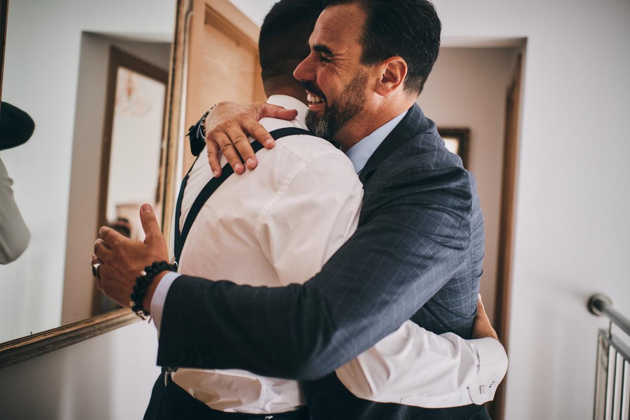 Fotos de abrazos cariñosos en la boda