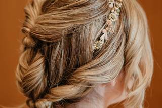 Peinado trenza: novia con una trenza de efecto messy con diadema de flores