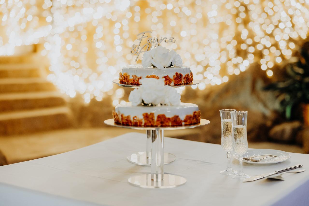 Tarta de boda sobre peana transparente