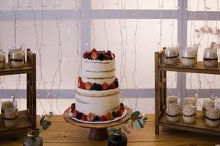 Tarta de boda con fresas y arándanos