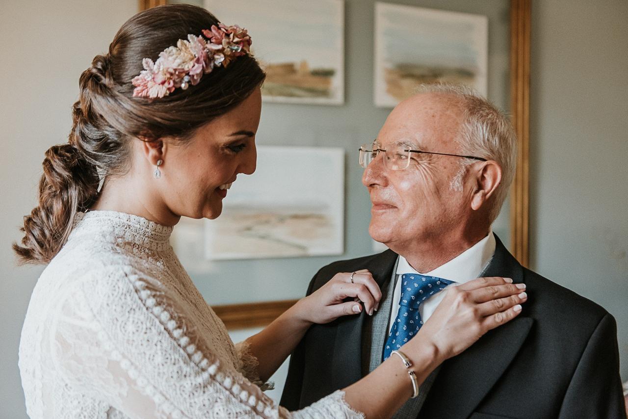 Fotos de padres imprescindibles en la boda: novia y padre durante los preparativos