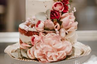 Tarta de boda con grandes flores y figura personalizada