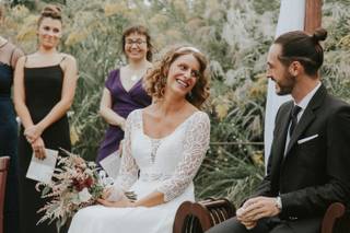 Peinados invitada boda pelo rizado: trenza en pelo rubio rizado con diadema