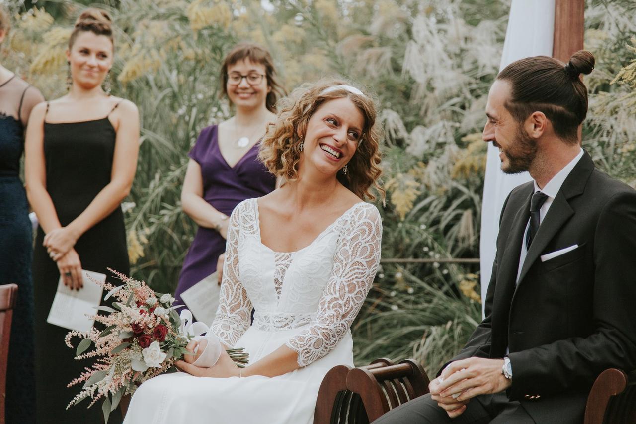 Peinados invitada boda pelo rizado: trenza en pelo rubio rizado con diadema