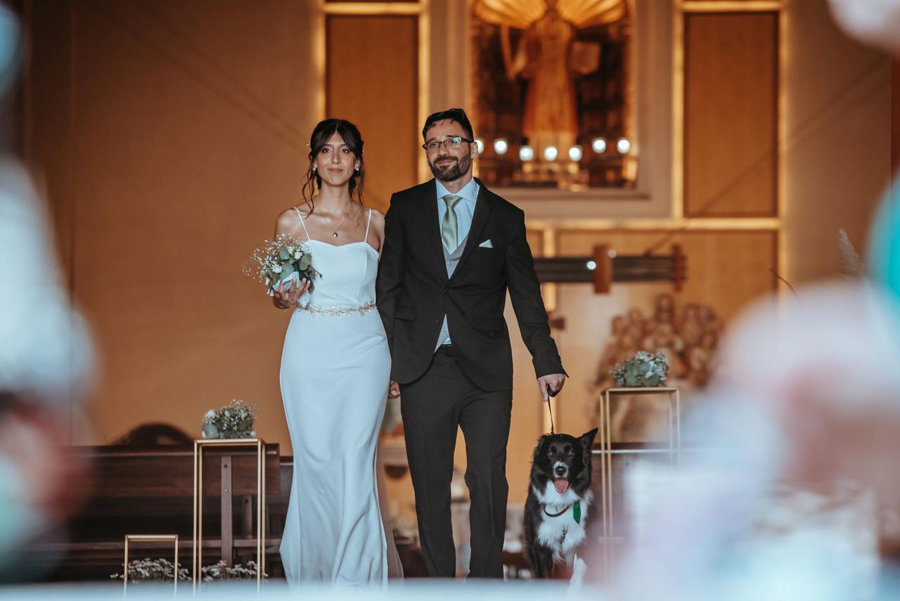 Perros boda: pareja de recién casados sale de la iglesia llevando a su perro