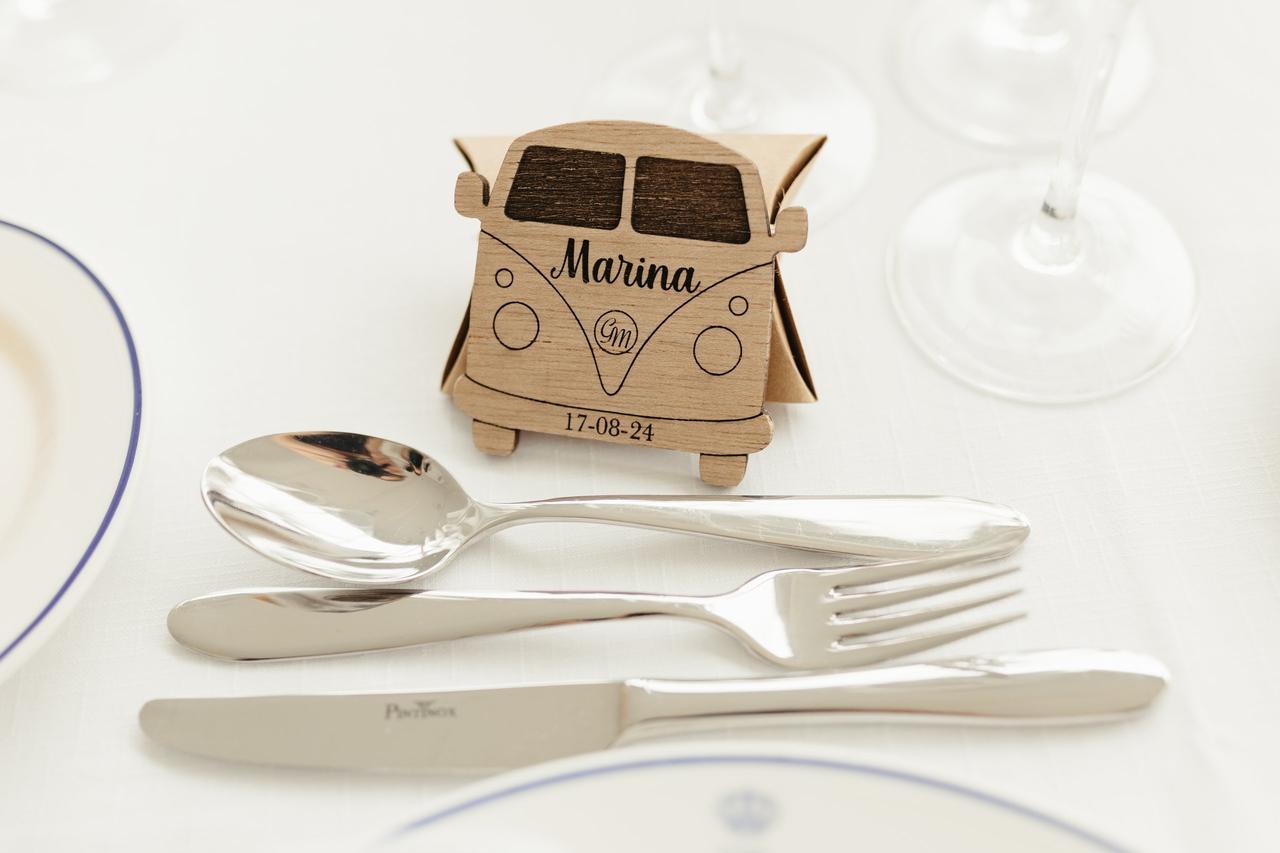 Marcasitios boda en madera con forma de frontal de furgoneta Volkswagen vintage