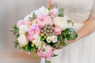 Ramo de novia con peonías rosas, blancas y otras flores