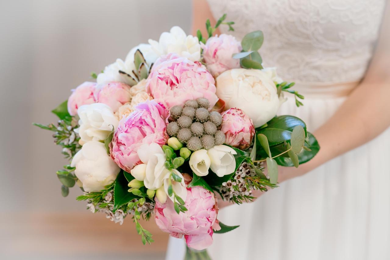 Ramo de novia con peonías rosas, blancas y otras flores