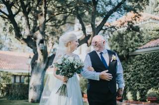 Fotos de padres imprescindibles en la boda: con la hija caminando hacia el altar