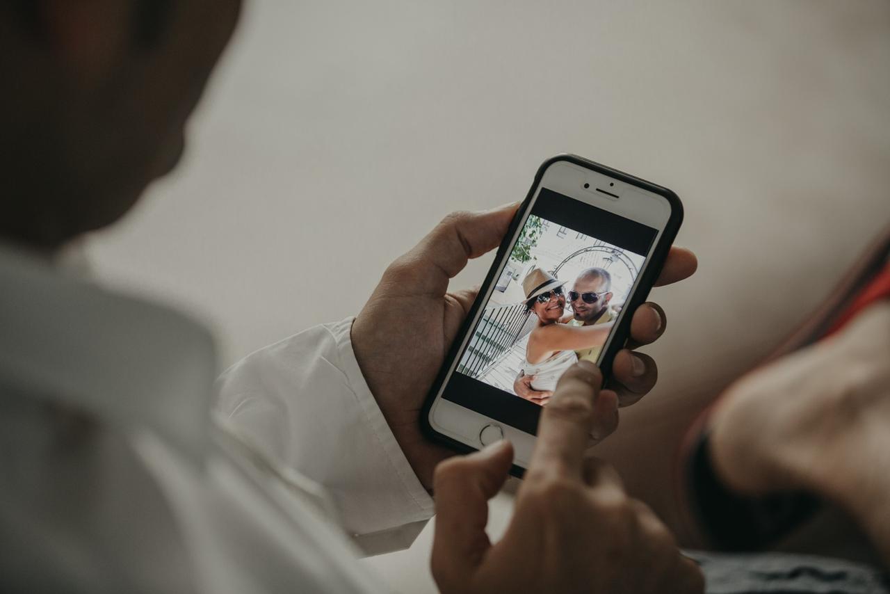 foto de pareja en la pantalla del móvil