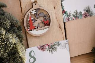 Bodas en Navidad decoración: seating plan con un bonito detalle navideño