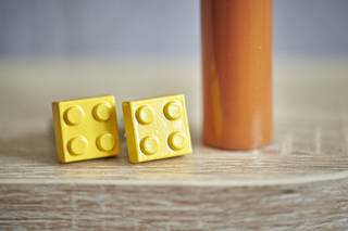 Gemelos para novio con forma de piezas de construcción en color amarillo