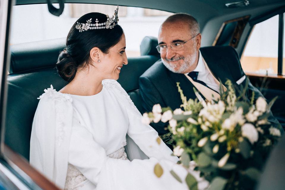 Padre de la novia con ella dentro del coche de la boda camino de la ceremonia