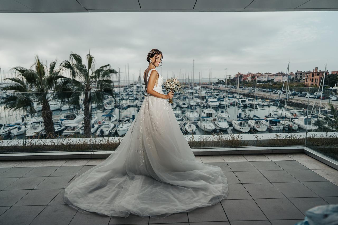 Falda recta con plumas en crepe blanco para novia