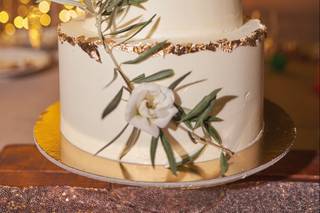 Tarta de boda de tres pisos con detalles dorados