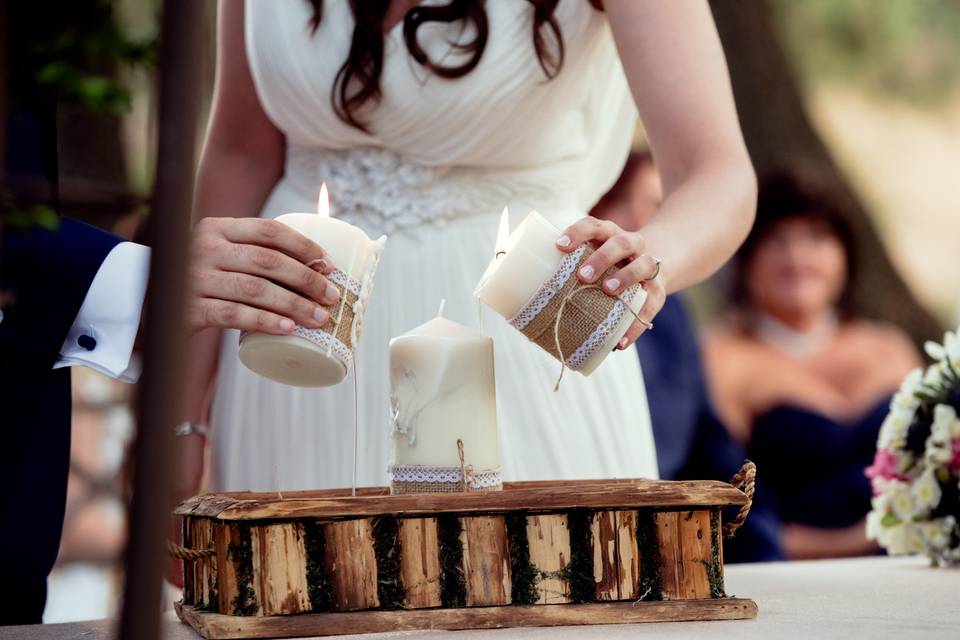 Pareja en el altar con unas velas celebrando la ceremonia de la luz en su boda