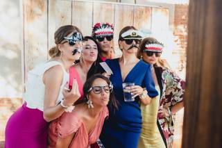 Photocall para boda: grupo de chicas haciéndose una foto con atrezo para photocall