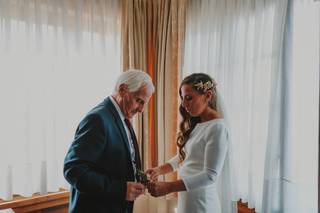 Fotos de padres imprescindibles en la boda: novia ayudando el padre a vestir