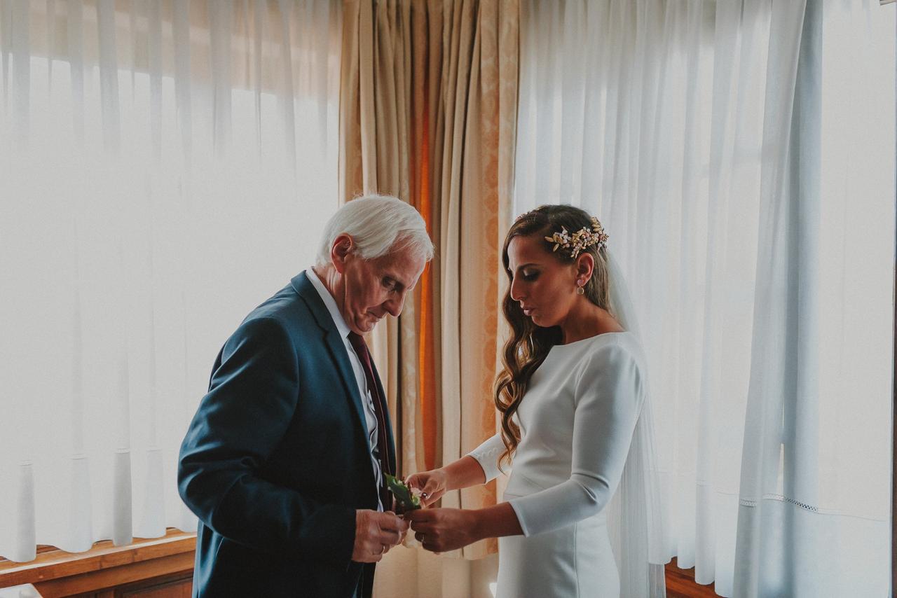 Fotos de padres imprescindibles en la boda: novia ayudando el padre a vestir