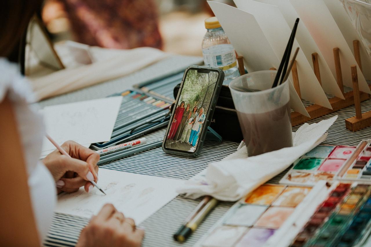 Acuarelas en directo bodas: manos de mujer pintando una ilustración para boda