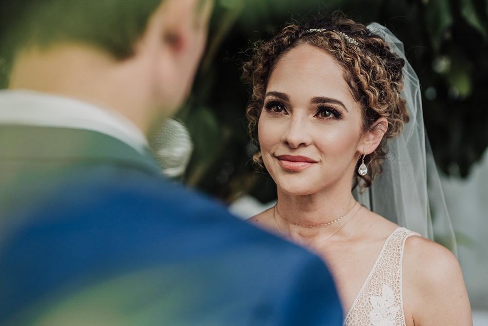 Mirada de complicidad de la novia durante la ceremonia de boda