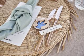 Marcasitios boda sujeto a una base de madera redonda cortada con forma de ángel