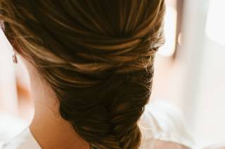 Peinado trenza: chica de espaldas a la que le están acabando de hacer una trenza