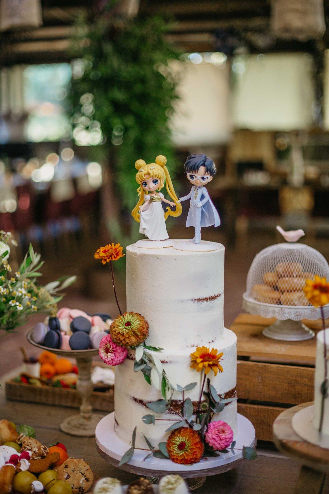 Tarta de boda con grandes flores de colores