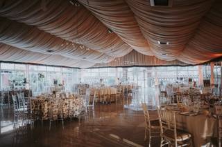 Colores Pantone 2025: lugar de celebración del banquete de boda con elementos en Mocha Mousse