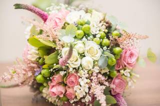 Ramo de flores en tonos blanco, rosa y verde