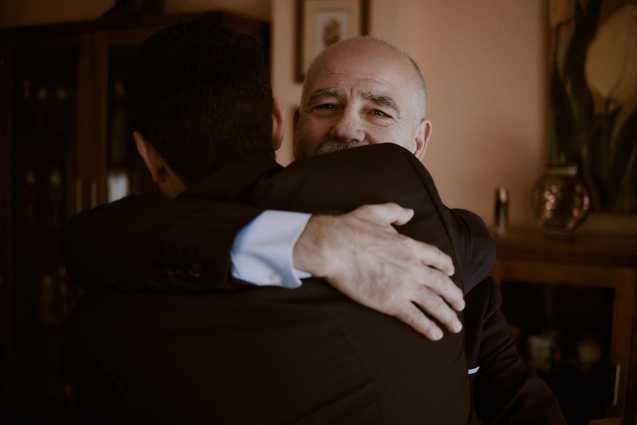 Fotos de padres imprescindibles en la boda: abrazo de padre e hijo