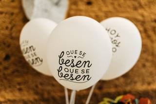 Tres globos blancos con una frase: 