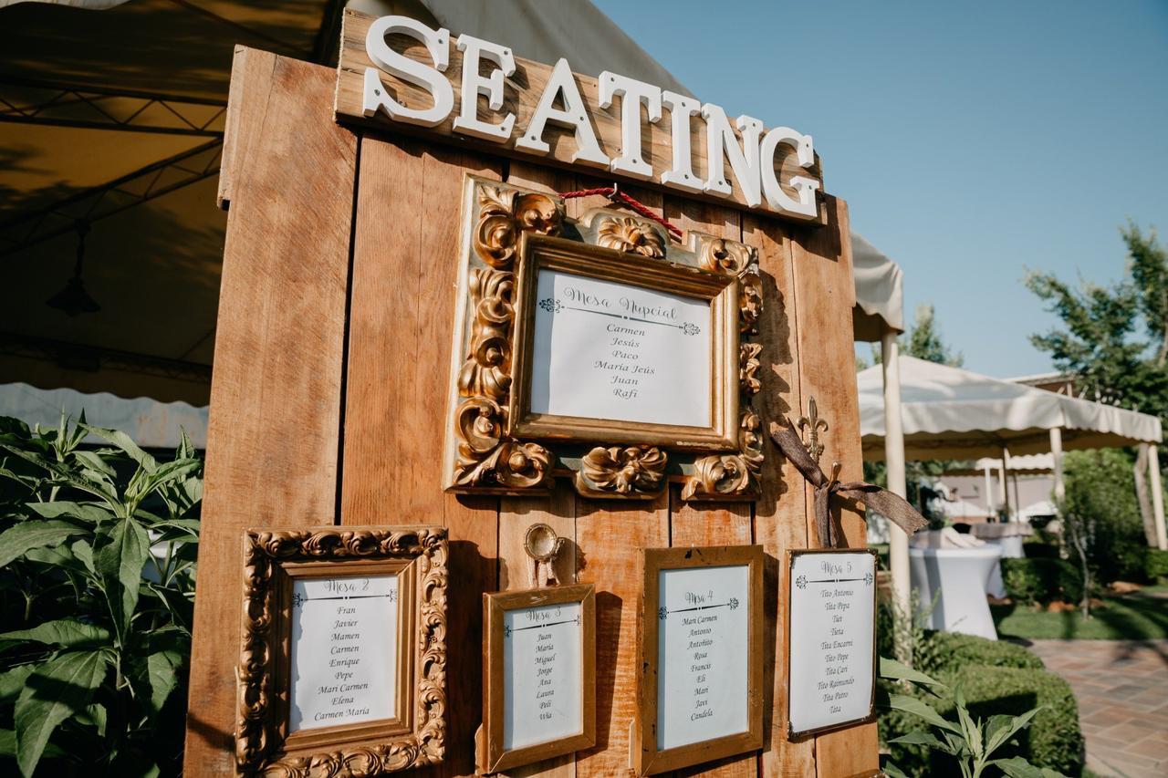Decoración boda vintage: seating plan con diferentes modelos de marcos de fotos