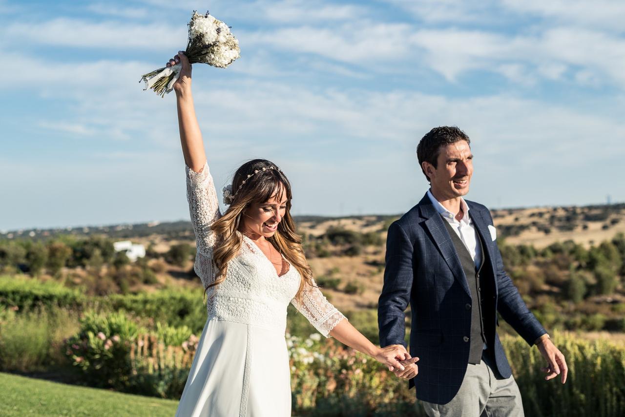 Pareja de recién casados: ella con un peinado de novia con el pelo suelto