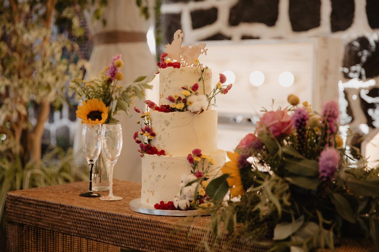 Tarta de boda con flores y flor de algodón