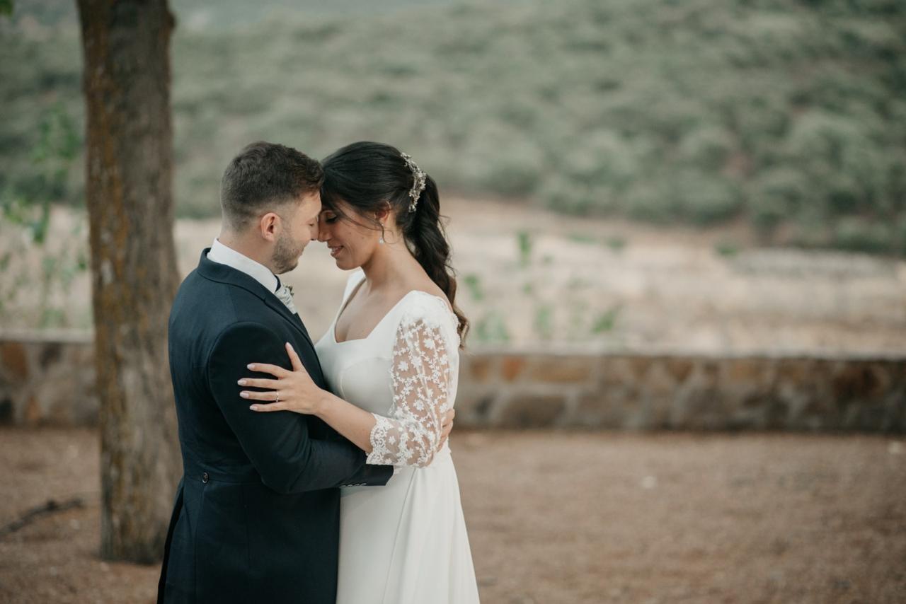 Peinados para novias 2024: coleta con ondas