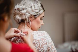 Peinado trenza: novia con un recogido trenzado con corona con brillos y flores