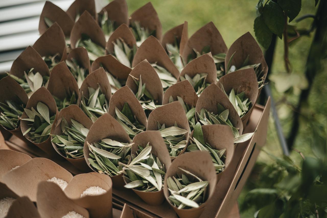 Caja con conos de papel kraft con hojas de olivo en su interior