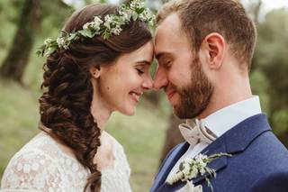 Peinado trenza: novia con trenza lateral y corona de flores