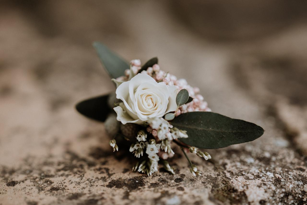 Boutonniere de novio con hojas verdes