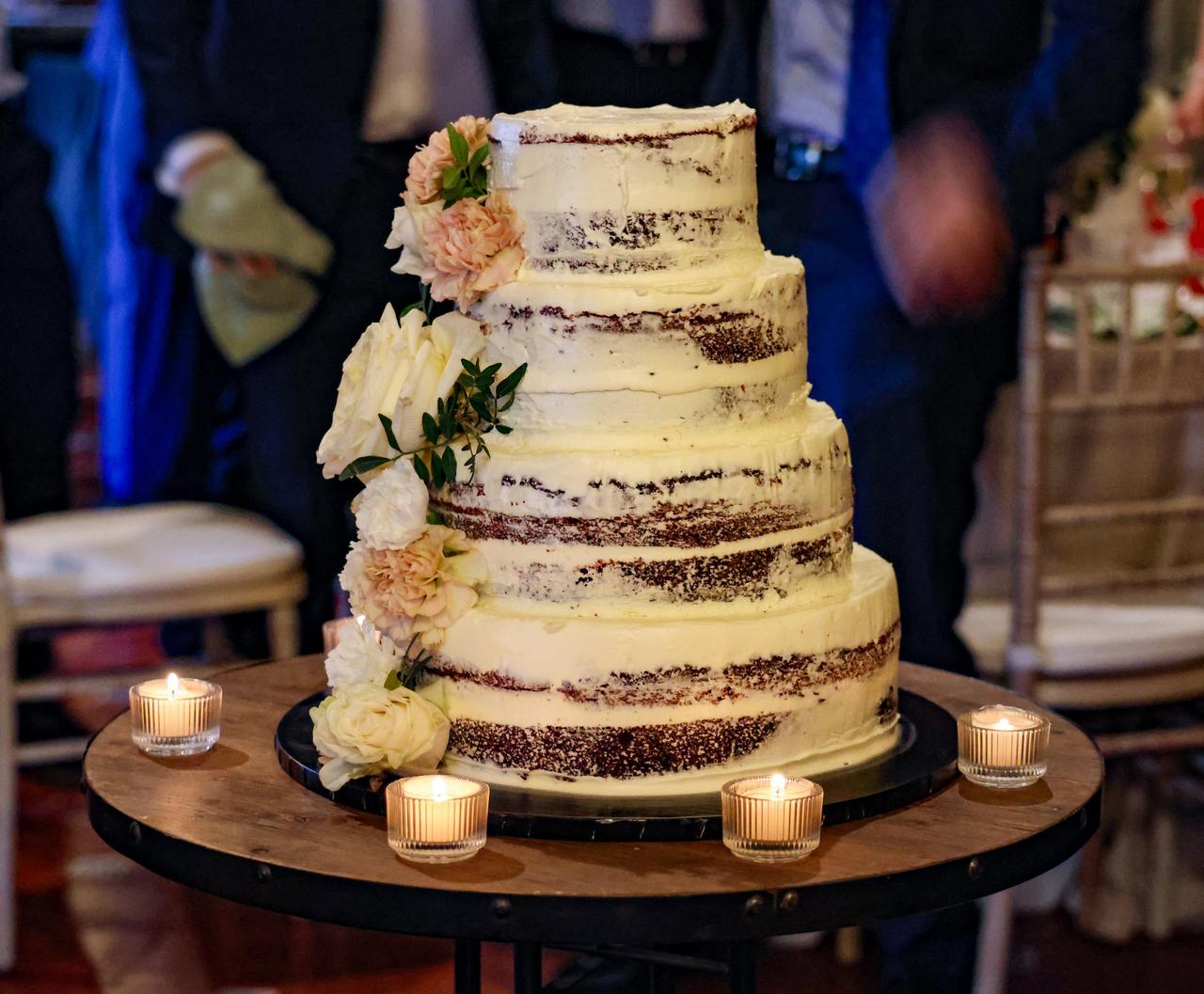 Tarta de boda rodeada de velas