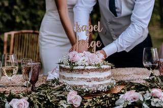 Bodas en color rosa románticas y solidarias: tarta nupcial