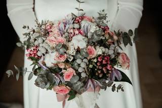 Novia con ramo con flor de algodón y rosas mini