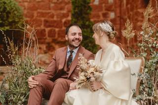 Color Pantone 2025: pareja muy feliz en el altar de su boda civil al aire libre