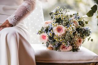 Tendencias en ramos de novia 2024: bouquet con rosas en color rosa y margaritas