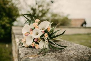 Ramo de novia con calas blancas y rosas de pitiminí rosas