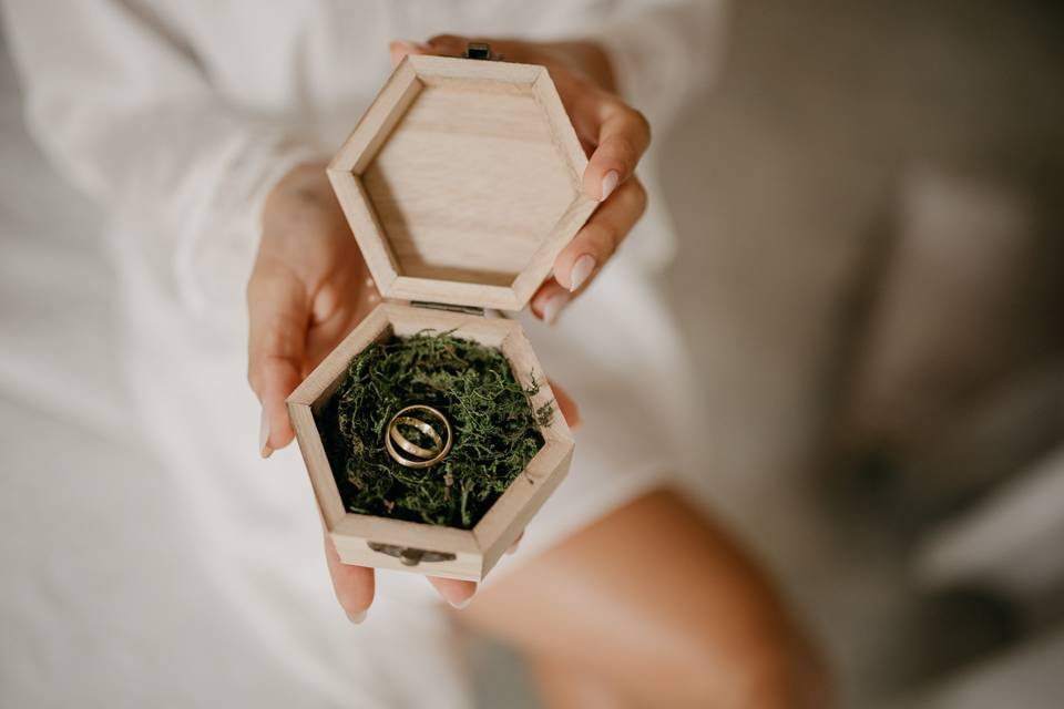 Cómo elegir las alianzas de boda: anillos de oro dentro de caja geométrica